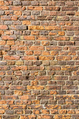 verwitterte alte Ziegelsteinwand