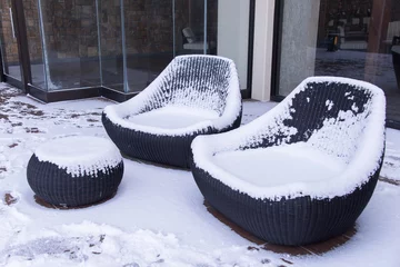 Crédence de cuisine en verre imprimé Hiver Snow covered chairs in garden