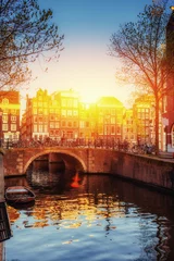 Zelfklevend Fotobehang Amsterdamse gracht bij zonsondergang. is de hoofdstad en de meeste pop © standret