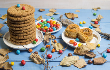 Вкусные сладости на опавших листьях.