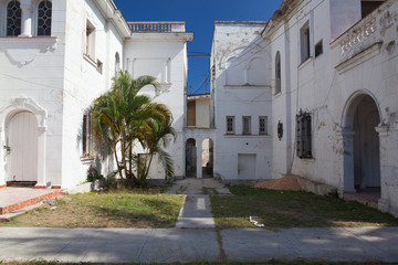Fototapeta na wymiar Dilapidated house in Havana, Cuba