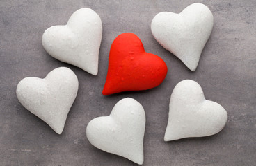 Obraz premium Red hearts the gray background. Valentine Day background.