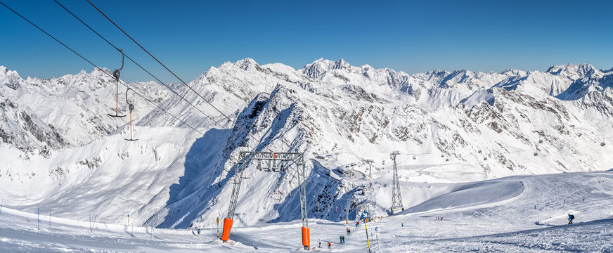 Skigebiet Soelden Alpenpanorama - Skifahrer und Skipisten in den Oetztaler Alpen Tirol