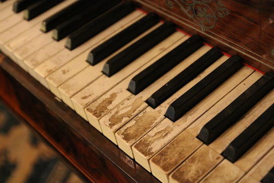 dettaglio di tasti di un vecchio pianoforte