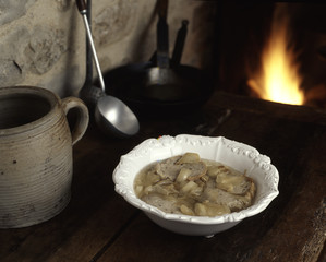 Soupe mitonnée aux oignons au feu de l'âtre