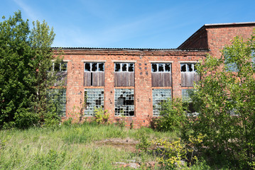 Fototapeta premium Facade of the destroyed building