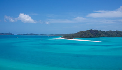 Fototapeta na wymiar Beautiful tropical island sitting amongst crystal clear water