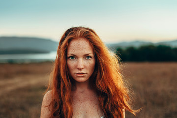 Portret rudzielec kobieta outdoors - 136695394