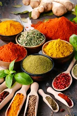 Foto op Plexiglas Aroma Verscheidenheid aan specerijen en kruiden op keukentafel