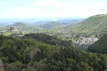 Rundwanderung auf dem GR30, Bild 18, Ansicht von Chateau und Stadt Murol, Vulkanauvergne