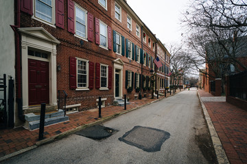 Fototapeta premium Street and historic brick buildings in Society Hill, Philadelphi