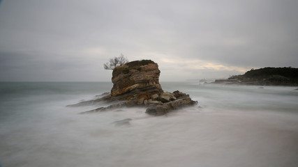 Fototapeta na wymiar Playa del Camello, Santander, Cantabria, España, promontorio, niebla, ,tormenta