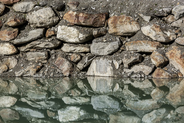 Steine- Spiegelung im Wasser