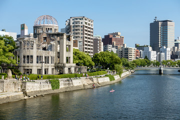 Obraz premium Hiroshima skyline wit A-Bomb Dome