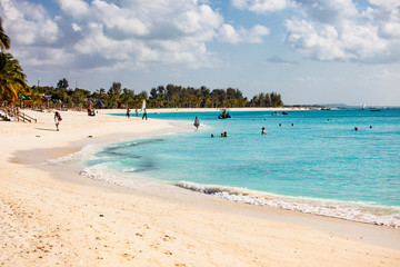Тропический остров Занзибар - белоснежный пляж.