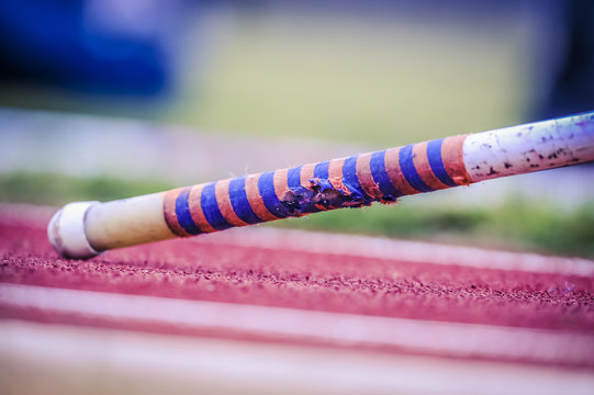 Detail a pole vaulting