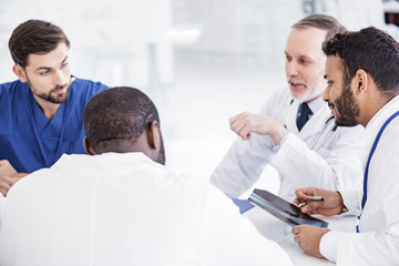 Obraz premium Interested therapeutics arguing x-ray during meeting