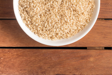 Cateto Whole grain Rice into a bowl