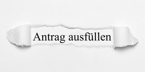 Obraz premium Antrag ausfüllen auf weißen gerissenen Papier