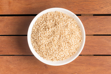 Cateto Whole grain Rice into a bowl
