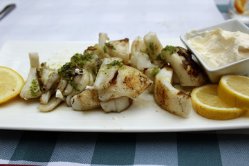 морепродукты с лимоном и соусом © leeeto