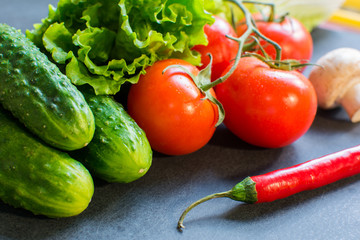 Овощной сбор. Огурцы, помидоры, перец и лист салата.