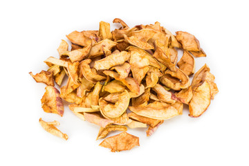 Горсть сушеных нарезанных яблок на белом фоне