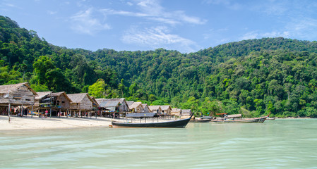 Fototapeta na wymiar fishing village at Moo Koh Surin