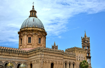 Fototapeta na wymiar Maestosa Cattedrale di Palermo della Santa Vergine Maria Assunta