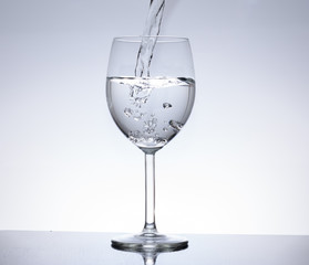 Glas beim einfüllen mit Wasser mit Kohlensäure
