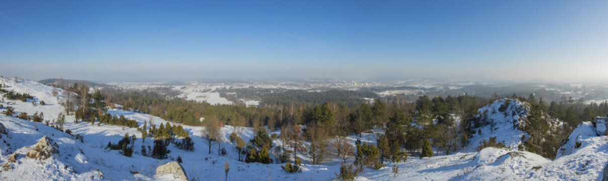 Zimowa panorama ze szczytu góry Kielce, Polska