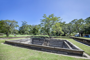 Fototapeta na wymiar In der Pilgerstätte der alten Königstadt Anuradhapura auf der tropischen Insel Sri Lanka