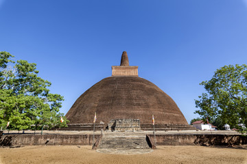 In der Pilgerstätte der alten Königstadt Anuradhapura auf der tropischen Insel Sri Lanka