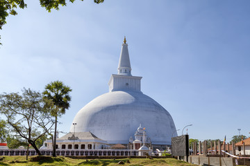 In der Pilgerstätte der alten Königstadt Anuradhapura auf der tropischen Insel Sri Lanka