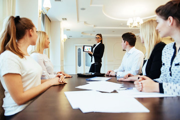 Obraz premium Group of students studying using a laptop