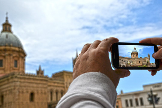 Turista scatta foto alla Cattedrale di Palermo - Sicilia