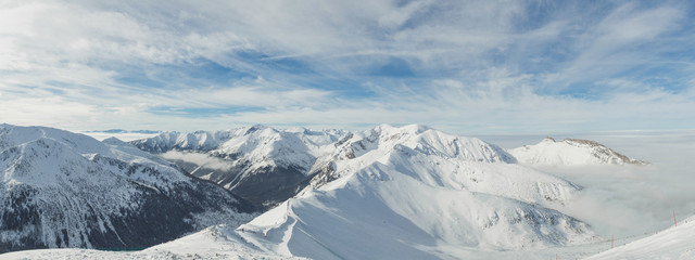 Panorama góry wysokich gór, pokryte śniegiem. Tatry - 136739938