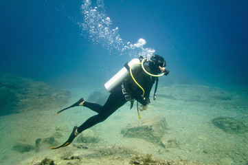 Female scuba diver underwater © Microgen