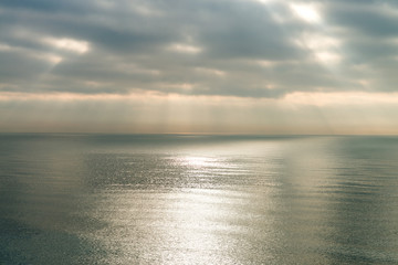 Obraz premium View of the sea with clouds and sunlight