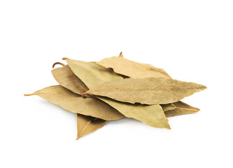 Fototapeta premium Pile of dried bay leaves isolated