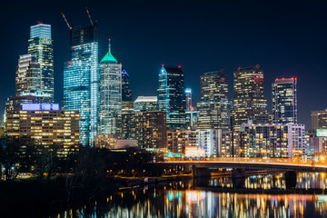 Fototapeta na wymiar The Philadelphia skyline and Schuylkill River at night, in Phila