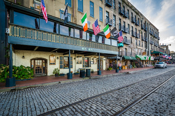 The cobblestone River Street, and old buildings in Savannah, Geo - obrazy, fototapety, plakaty