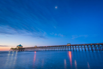 Obraz premium The pier at dawn, in Folly Beach, South Carolina.