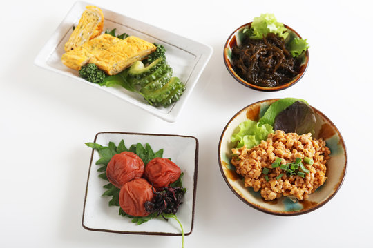 日本伝統料理の梅干しと納豆
