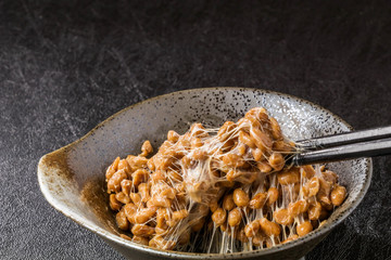 わら入りの納豆(natto)