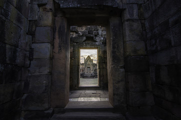 Fototapeta na wymiar Entrance to old door