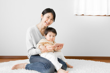 赤ちゃん、親子、携帯電話、スマートフォン、動画、アプリ
