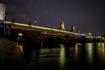 Oberbaumbrücke in Berlin bei Nacht