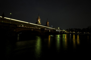 Obraz premium Oberbaumbrücke in Berlin bei Nacht