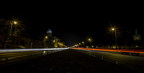Lichtspuren vorbeiziehender Autos in Berlin Charlottenburg bei Nacht